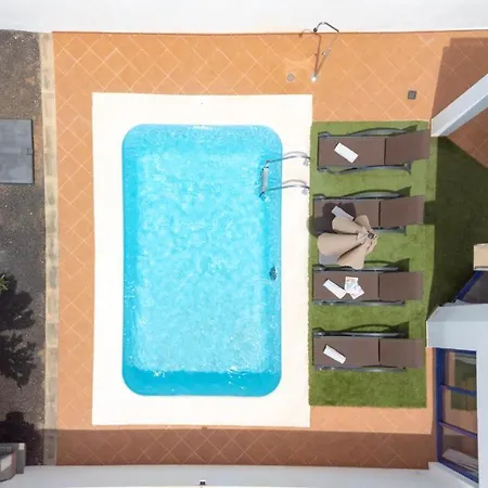 Vila Luxury 3-bedroom With Heated Private Pool - In Marina Rubicon, Playa Blanca, Lanzarote