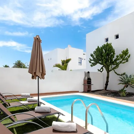 Vila Luxury 3-bedroom With Heated Private Pool - In Marina Rubicon, Playa Blanca, Lanzarote *