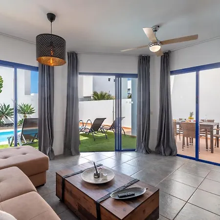 Vila Luxury 3-bedroom With Heated Private Pool - In Marina Rubicon, Playa Blanca, Lanzarote