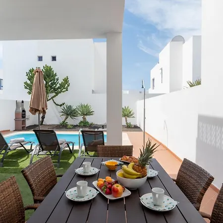 Vila Luxury 3-bedroom With Heated Private Pool - In Marina Rubicon, Playa Blanca, Lanzarote