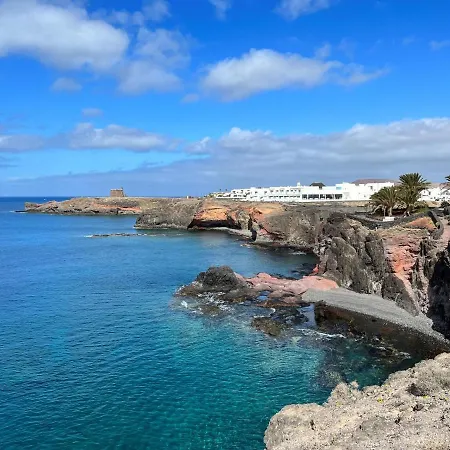 Vila Luxury 3-bedroom With Heated Private Pool - In Marina Rubicon, Playa Blanca, Lanzarote *