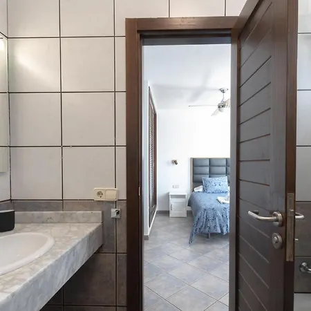 Vila Luxury 3-bedroom With Heated Private Pool - In Marina Rubicon, Playa Blanca, Lanzarote *