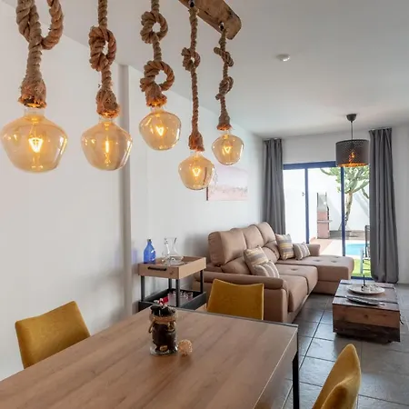 Vila Luxury 3-bedroom With Heated Private Pool - In Marina Rubicon, Playa Blanca, Lanzarote *