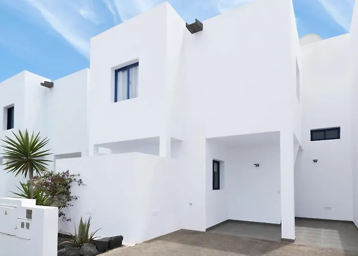 Luxury 3-bedroom With Heated Private Pool - In Marina Rubicon, Playa Blanca, Lanzarote *